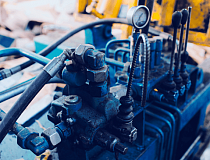 Сезонное обслуживание гидравлики: как защитить насосы и моторы от конденсата, загустения масла и летнего перегрева